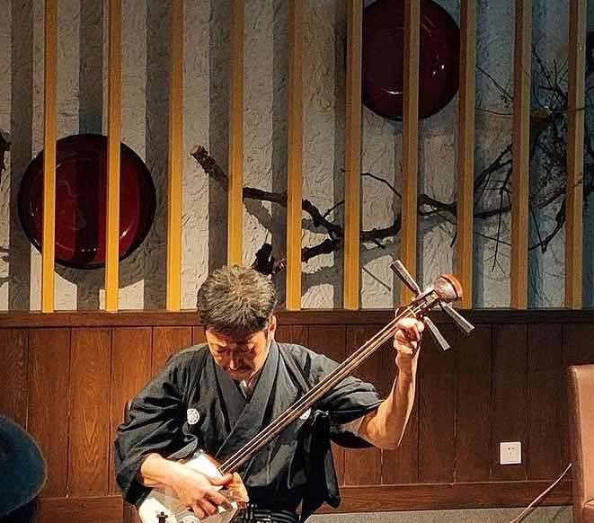 三味線の演奏風景です。